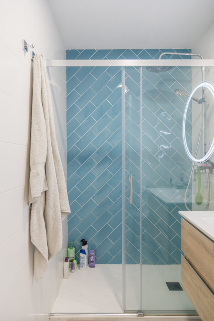 ducha con azulejos azules