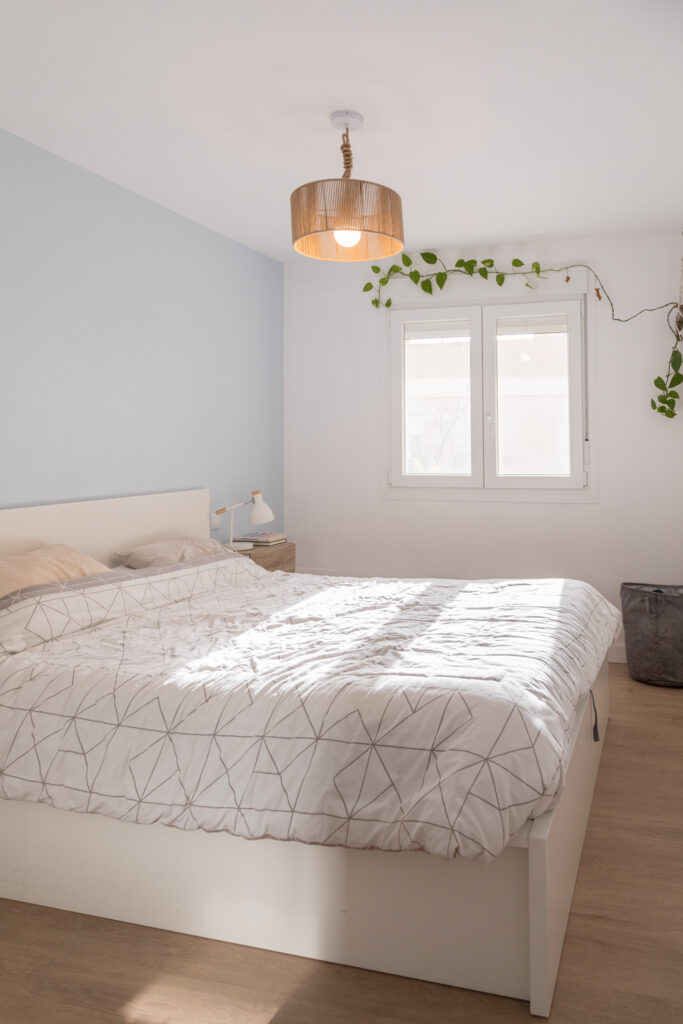 Habitación luminosa con plantas