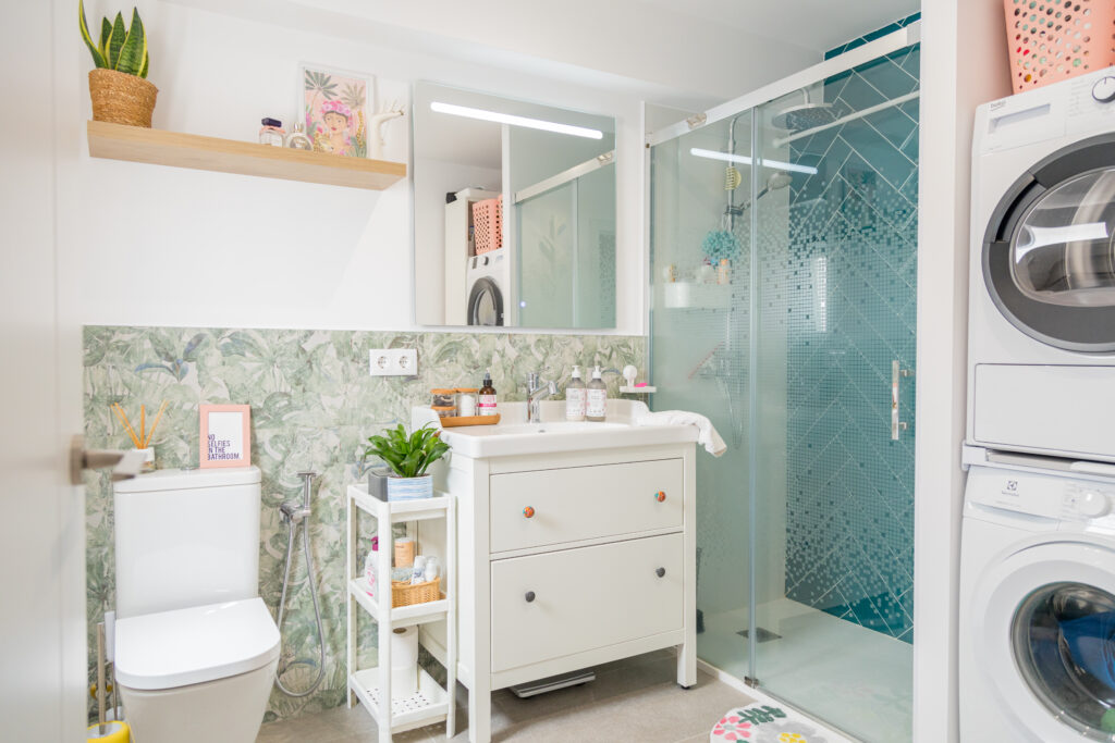 Baño amplio y funcional con ducha a ras de suelo y un gran espejo