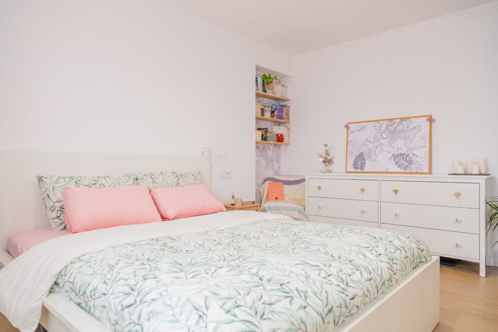 habitación luminosa con cama de matrimonio