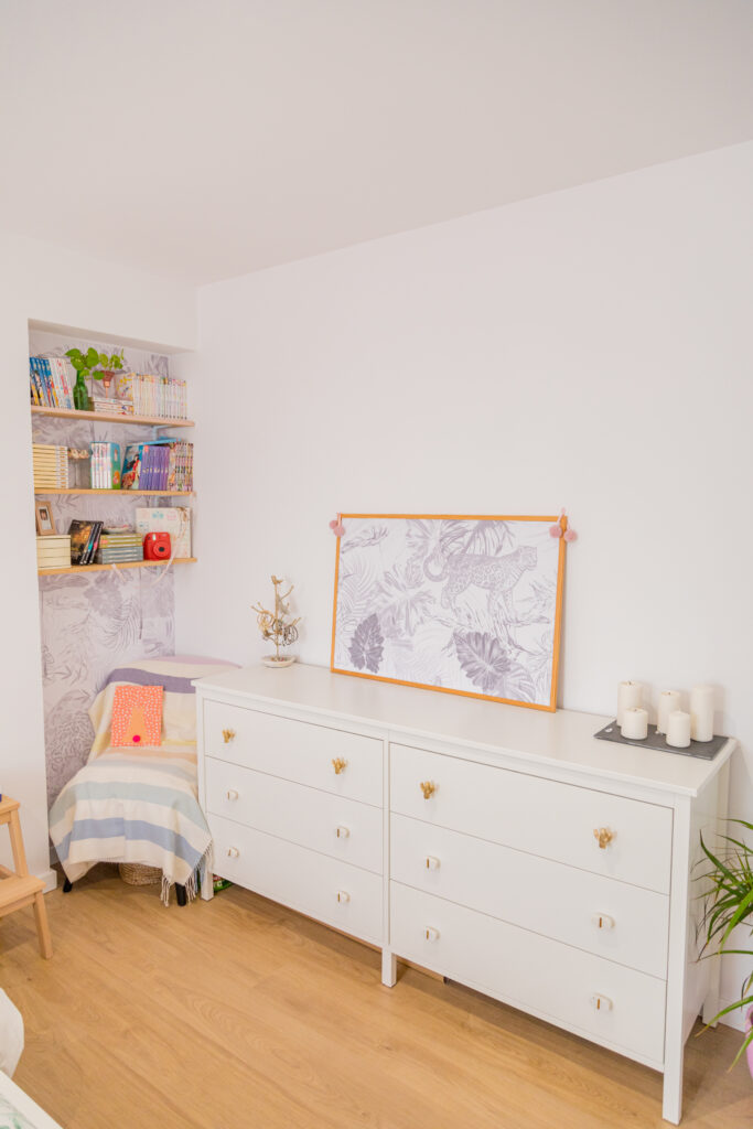 habitación con mueble de madera blanco y sillón