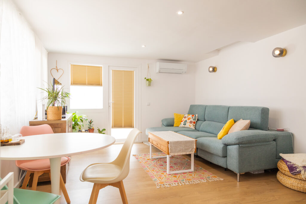 Salón luminoso con comedor y sofá