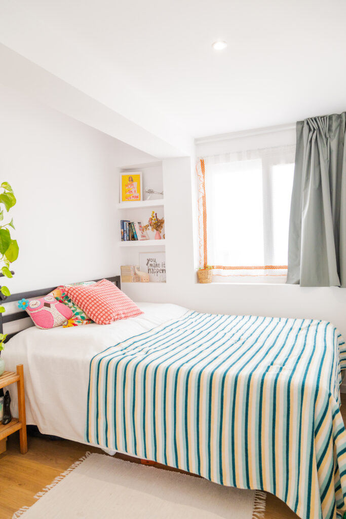 habitación luminosa con cama matrimonio y plantas