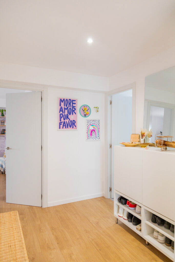 recibidor con mueble blanco moderno