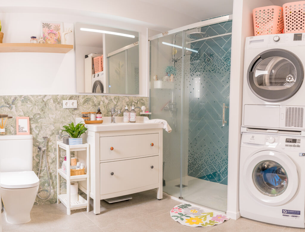 Baño con ventana, plantas lavadora y ducha