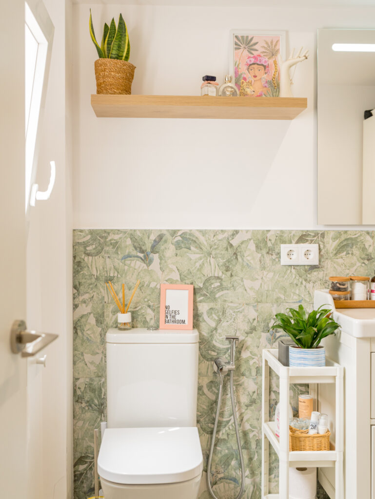 Baño con ventana y plantas