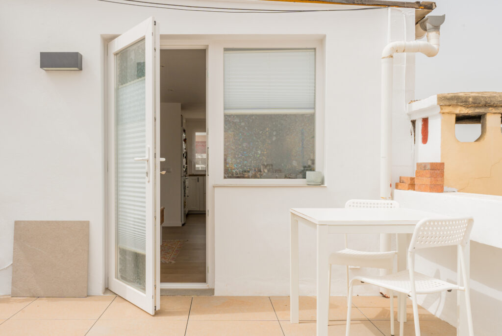 Amplia terraza con mesa, sillas