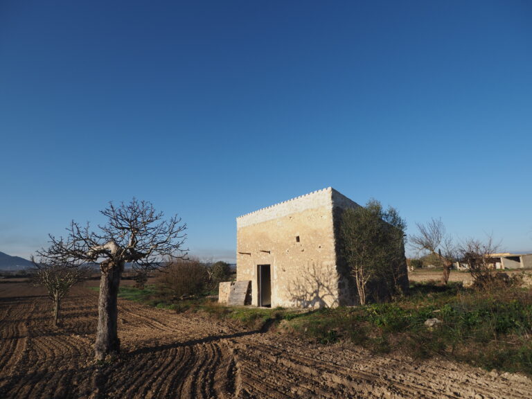 casa de campo antigua con arboles