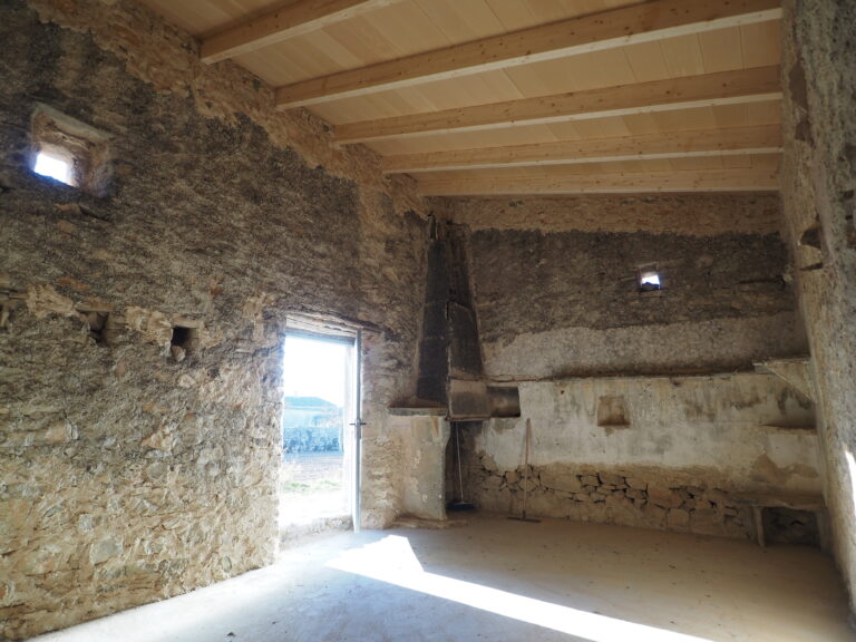Interior casa rural con chimenea