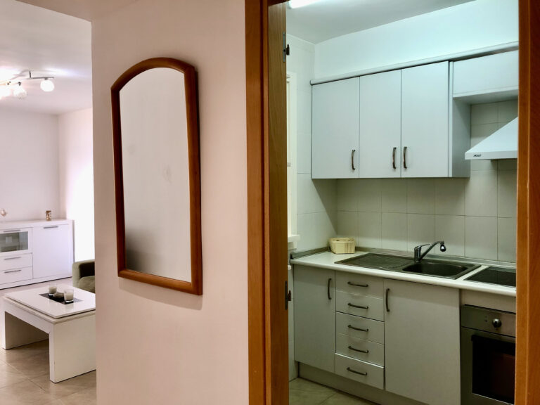 Piso en venta Magalluf entrada cocina