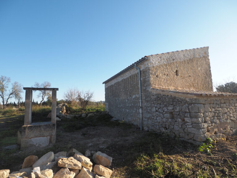 Fachada y pozo antiguo