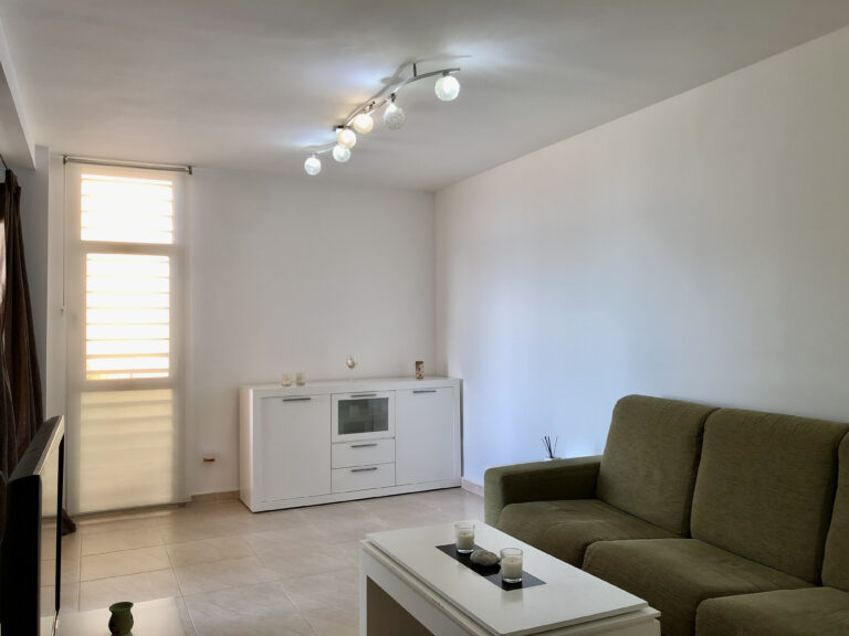 Salón amueblado con ventana y terraza