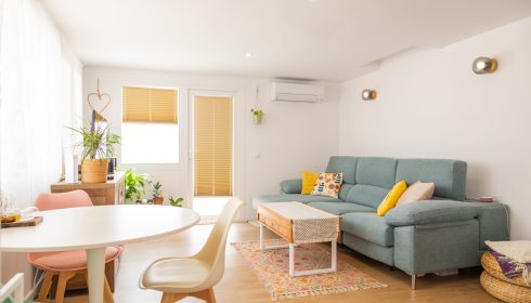 Salón luminoso con comedor y sofá